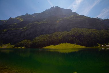 İsviçre 'nin Ebenalp, İsviçre' deki Appenzell yakınlarındaki Seealpsee Gölü 