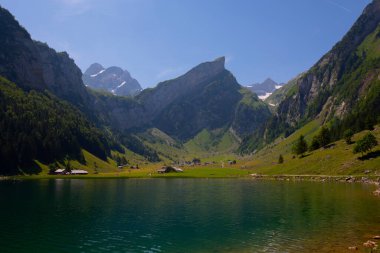 İsviçre 'nin Ebenalp, İsviçre' deki Appenzell yakınlarındaki Seealpsee Gölü 