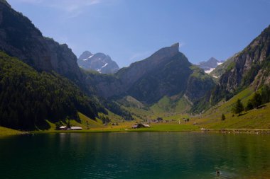 İsviçre 'nin Ebenalp, İsviçre' deki Appenzell yakınlarındaki Seealpsee Gölü 