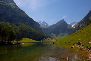 İsviçre 'nin Ebenalp, İsviçre' deki Appenzell yakınlarındaki Seealpsee Gölü 