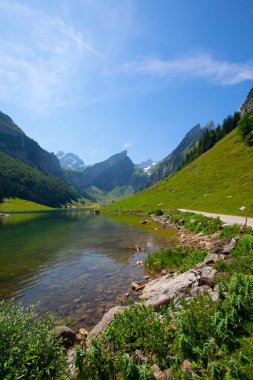 İsviçre 'nin Ebenalp, İsviçre' deki Appenzell yakınlarındaki Seealpsee Gölü 