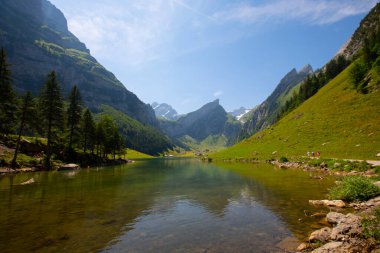 İsviçre 'nin Ebenalp, İsviçre' deki Appenzell yakınlarındaki Seealpsee Gölü 