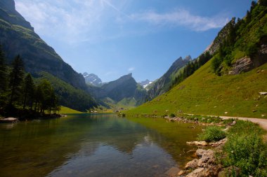 İsviçre 'nin Ebenalp, İsviçre' deki Appenzell yakınlarındaki Seealpsee Gölü 