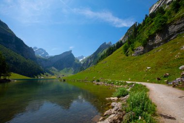 İsviçre 'nin Ebenalp, İsviçre' deki Appenzell yakınlarındaki Seealpsee Gölü 