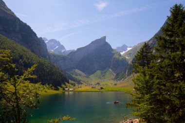 İsviçre 'nin Ebenalp, İsviçre' deki Appenzell yakınlarındaki Seealpsee Gölü 