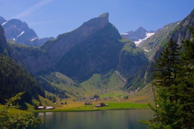 İsviçre 'nin Ebenalp, İsviçre' deki Appenzell yakınlarındaki Seealpsee Gölü 