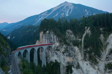 İsviçre 'deki Buzul Ekspresi. Landwasser Viaduct.