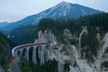 İsviçre 'deki Buzul Ekspresi. Landwasser Viaduct.
