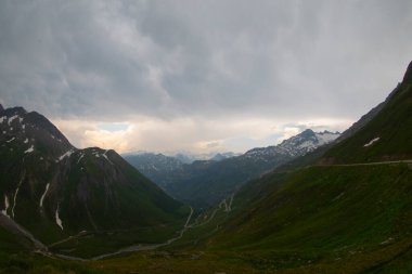 Grimselpass 'lar Furkapass, İsviçre' deki güzel dağ geçidi.