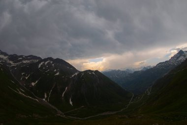 Grimselpass 'lar Furkapass, İsviçre' deki güzel dağ geçidi.