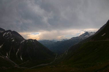 Grimselpass 'lar Furkapass, İsviçre' deki güzel dağ geçidi.