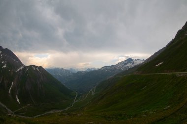 Grimselpass 'lar Furkapass, İsviçre' deki güzel dağ geçidi.
