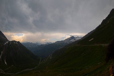 Grimselpass 'lar Furkapass, İsviçre' deki güzel dağ geçidi.