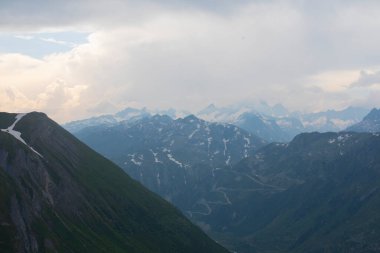 Grimselpass 'lar Furkapass, İsviçre' deki güzel dağ geçidi.