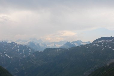 Grimselpass 'lar Furkapass, İsviçre' deki güzel dağ geçidi.