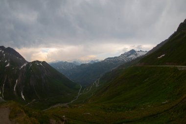 Grimselpass 'lar Furkapass, İsviçre' deki güzel dağ geçidi.
