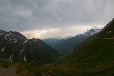 Grimselpass 'lar Furkapass, İsviçre' deki güzel dağ geçidi.