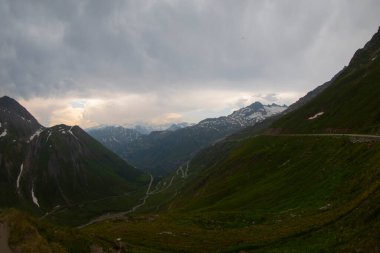Grimselpass 'lar Furkapass, İsviçre' deki güzel dağ geçidi.