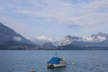 Spietz, Interlaken, İsviçre yakınlarındaki Thun Gölü, açık bir günde, kışın göl ortasında tekne turunda çekildi..