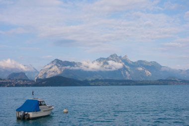 Spietz, Interlaken, İsviçre yakınlarındaki Thun Gölü, açık bir günde, kışın göl ortasında tekne turunda çekildi..