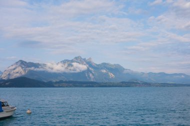 Spietz, Interlaken, İsviçre yakınlarındaki Thun Gölü, açık bir günde, kışın göl ortasında tekne turunda çekildi..
