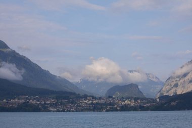 Spietz, Interlaken, İsviçre yakınlarındaki Thun Gölü, açık bir günde, kışın göl ortasında tekne turunda çekildi..
