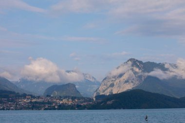 Spietz, Interlaken, İsviçre yakınlarındaki Thun Gölü, açık bir günde, kışın göl ortasında tekne turunda çekildi..