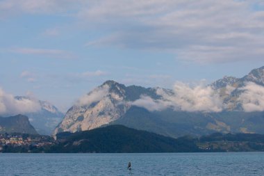 Spietz, Interlaken, İsviçre yakınlarındaki Thun Gölü, açık bir günde, kışın göl ortasında tekne turunda çekildi..