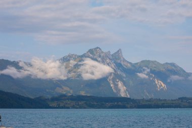 Spietz, Interlaken, İsviçre yakınlarındaki Thun Gölü, açık bir günde, kışın göl ortasında tekne turunda çekildi..