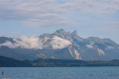 Spietz, Interlaken, İsviçre yakınlarındaki Thun Gölü, açık bir günde, kışın göl ortasında tekne turunda çekildi..