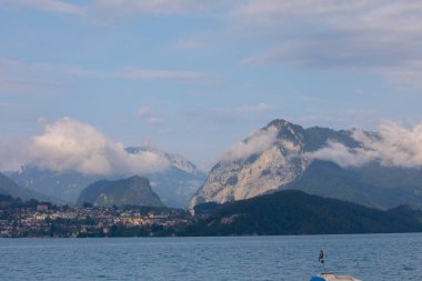 Spietz, Interlaken, İsviçre yakınlarındaki Thun Gölü, açık bir günde, kışın göl ortasında tekne turunda çekildi..