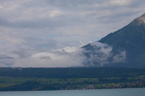 瑞士因特拉肯斯皮兹市附近的图恩湖在隆冬时分乘船游览时被拍照 — 图库照片