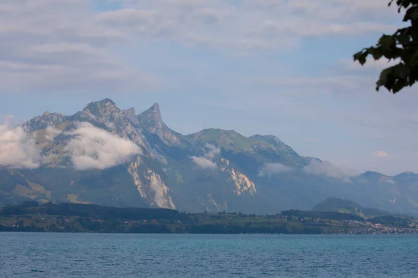 Jezioro Thun Pobliżu Miasta Spietz Interlaken Szwajcaria Sfotografowany Jasny Dzień — Zdjęcie stockowe