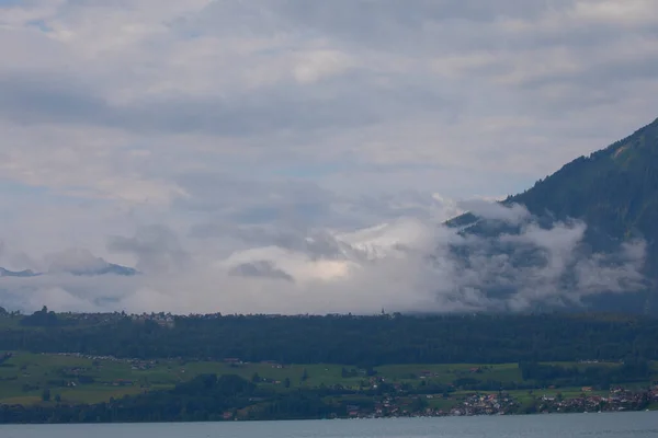 Jezioro Thun Pobliżu Miasta Spietz Interlaken Szwajcaria Sfotografowany Jasny Dzień — Zdjęcie stockowe