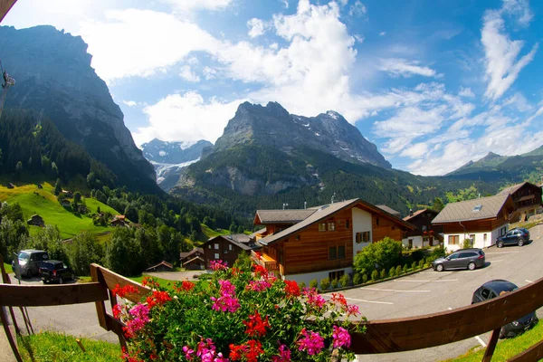 Incredibile Paesaggio Alpino Svizzero Chalet Legno Campi Verdi Alte Montagne — Foto Stock