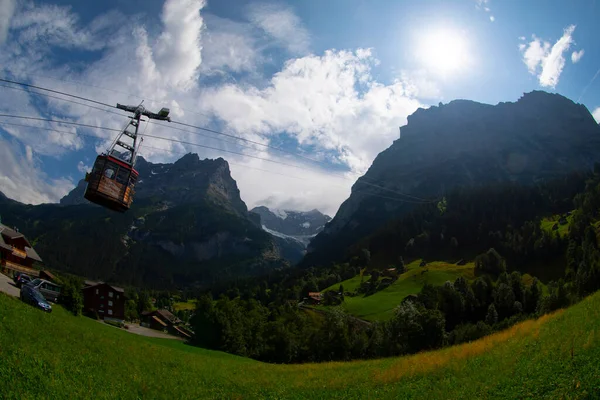 Fantastiska Schweiziska Alpina Bergslandskap Trä Chalets Gröna Fält Och Höga — Stockfoto