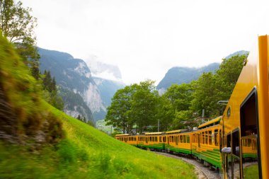 Lauterbrunnen Vadisi muhteşem şelalesi ve İsviçre Alpleri ile