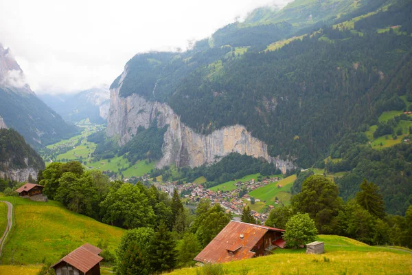 Lauterbrunnental Mit Herrlichem Wasserfall Und Schweizer Alpen — Stockfoto