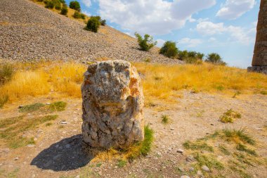 Karakus Tumulus (Anıt Mezar). Tumulus inşaatı, Commagene Kraliyet Ailesi 'nin geleneksel bir anıt mezarıdır. UNESCO Dünya Mirası. Kartal figürü (I.Century B.C.) Adiyaman Turkey