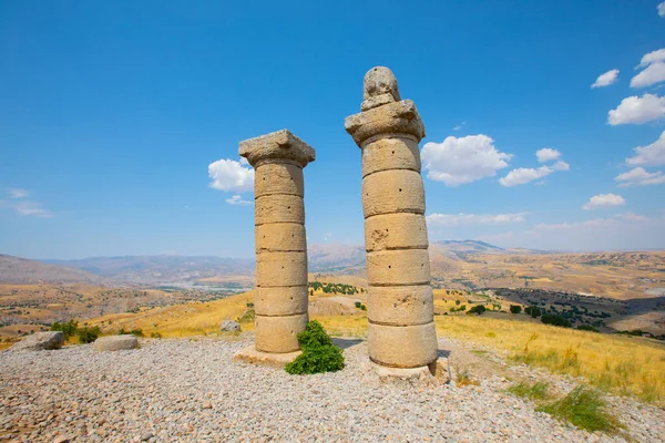 Karakus Tumulus 纪念碑墓 Tumulus的建造是一个传统的墓碑的Commagene皇家家族 教科文组织世界遗产 鹰的形象 公元前一世纪 Adiyaman Turkey — 图库照片