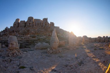 Nemrut, Türkiye Kralı I. Antiochus için yapılan anıtsal mezarın üzerine dev heykeller ve kabartmalar yaptırdı.,