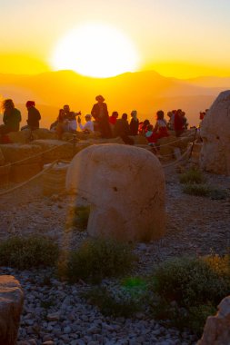 Nemrut, Türkiye Kralı I. Antiochus için yapılan anıtsal mezarın üzerine dev heykeller ve kabartmalar yaptırdı.,