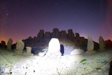 Nemrut, Türkiye Kralı I. Antiochus için yapılan anıtsal mezarın üzerine dev heykeller ve kabartmalar yaptırdı.,