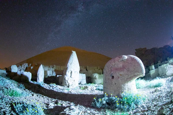 ネムルート山国立公園 カフタ アディヤマン トルコの像の星の道 — ストック写真