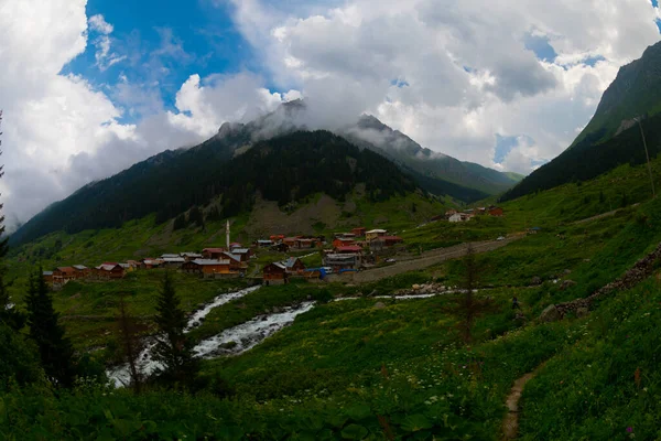 Türkiye 'nin Karadeniz bölgesinde Rize' nin Elevit tepelerinden güzel bir manzara.