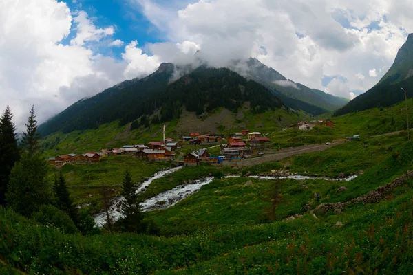 Türkiye 'nin Karadeniz bölgesinde Rize' nin Elevit tepelerinden güzel bir manzara.