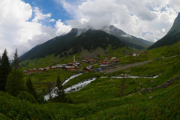 Türkiye 'nin Karadeniz bölgesinde Rize' nin Elevit tepelerinden güzel bir manzara.