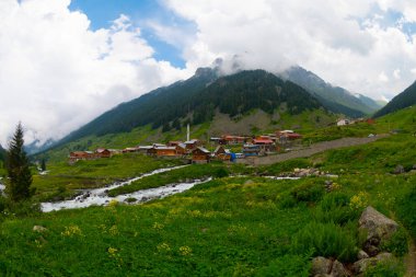 Türkiye 'nin Karadeniz bölgesinde Rize' nin Elevit tepelerinden güzel bir manzara.