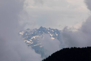 Karadeniz / Türkiye 'de Badara Platosu Rize Camlihemsin. Bulutların ve doğanın manzarası, yeşil ağaç ormanı. Mavi gökyüzü ve bulutlar. Kış manzarası. Karlı dağlar.