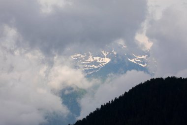 Karadeniz / Türkiye 'de Badara Platosu Rize Camlihemsin. Bulutların ve doğanın manzarası, yeşil ağaç ormanı. Mavi gökyüzü ve bulutlar. Kış manzarası. Karlı dağlar.